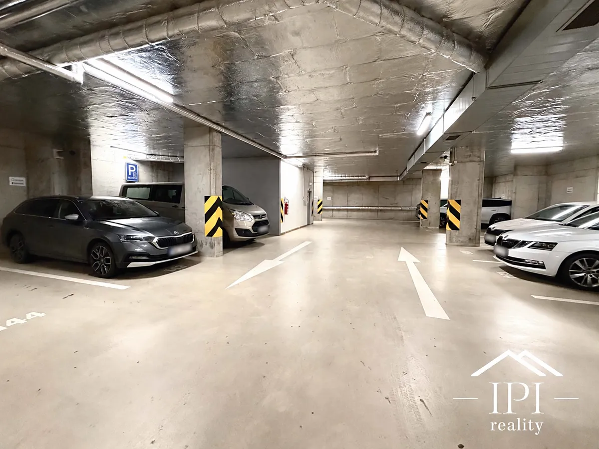 Pronájem garážového stání 17 m²